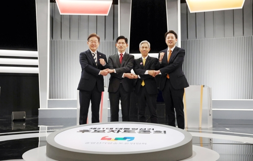 이재명 더불어민주당 대선 후보·김문수 국민의힘 대선 후보·권영국 민주노동당 대선 후보·이준석 개혁신당 대선 후보가 23일 서울 영등포구 여의도 KBS 스튜디오에서 열린 제21대 대선 2차 후보자 토론회 시작에 앞서 악수하며 기념 촬영하고 있다. [사진 출처 = 연합뉴스]