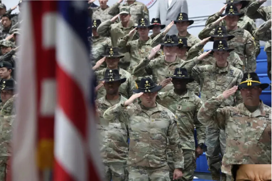 지난 2월29일 경기 동두천시 캠프 케이시에서 열린 순환배치부대 임무 교대식에서 미 육군 제3기병연대가 성조기에 경례하고 있다. (출처=연합뉴스)