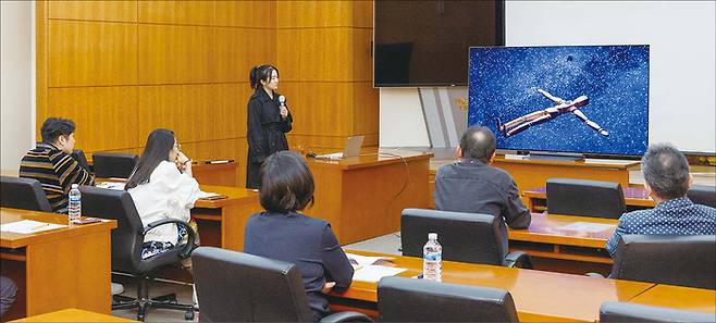 심사는 총 3차에 걸쳐 이어졌다. 3차 심사는 작가의 발표로 진행됐다. (윤관식 기자)