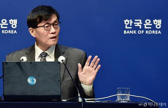 이창용 한은 총재가 25일 서울 중구 남대문로 한국은행에서 열린 통화정책방향 기자간담회에서 질의에 답하고 있다.  /사진=머니S