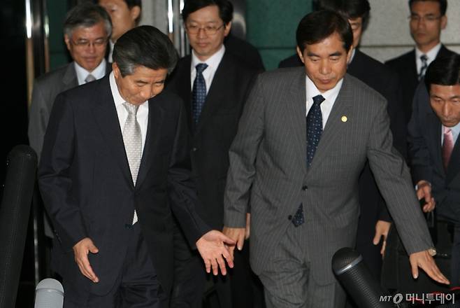 노무현 전 대통령이 2009년 4월 30일 검찰의 소환조사를 마치고 서울 서초구 대검찰청을 나서고 있다. /사진=인터넷사진공동취재단