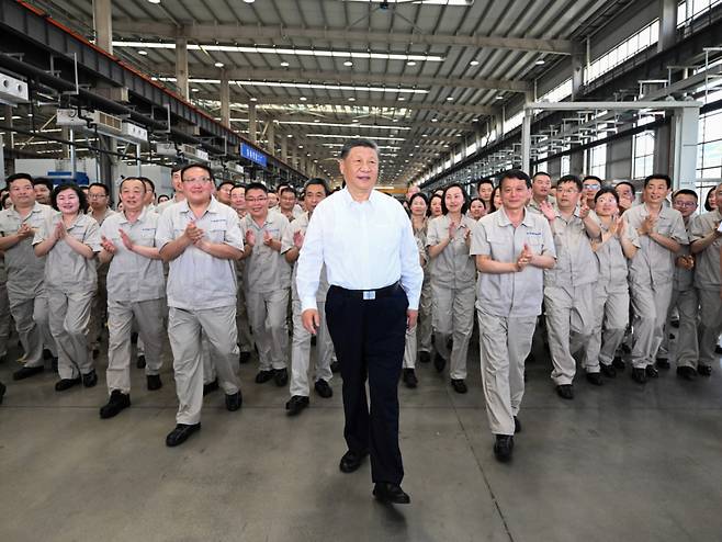 [뤄양=신화/뉴시스] 시진핑 중국 국가 주석이 19일(현지 시간) 중국 중부 허난성 뤄양시의 뤄양 베어링그룹을 방문해 제조업 현장을 점검하고 있다. 2025.05.20.