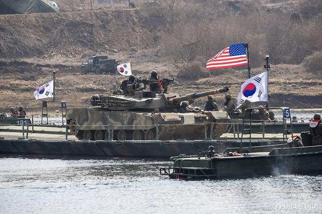 지난 3월20일 경기도 연천군 임진강 일대 석은소 훈련장에서 열린 '한미연합 제병협동 도하훈련'에서 연합부교를 통해 K1E1전차가 도하를 실시하고 있다. /사진제공=육군