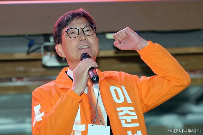 (서울=뉴스1) 박정호 기자 = 함익병 개혁신당 공동선대위원장이 12일 서울 중구 청계광장에서 열린 이준석 대통령 후보 서울 첫 집중유세에서 찬조연설을 하고 있다.  2025.5.12/뉴스1  Copyright (C) 뉴스1. All rights reserved. 무단 전재 및 재배포,  AI학습 이용 금지. /사진=(서울=뉴스1) 박정호 기자