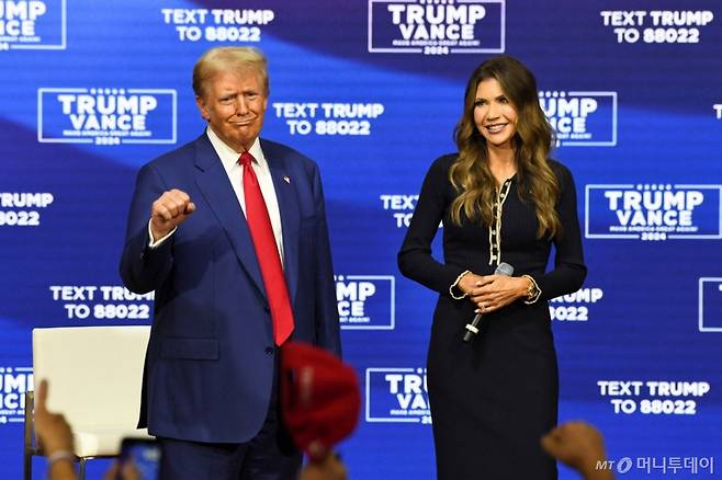 미국  도널드 트럼프 대통령(왼쪽)과 크리스티 놈 국토안보부 장관. 지난해 10월 대선 유세 장면.  24.10.14  ⓒ 로이터=뉴스1  Copyright (C) 뉴스1. All rights reserved. 무단 전재 및 재배포,  AI학습 이용 금지.