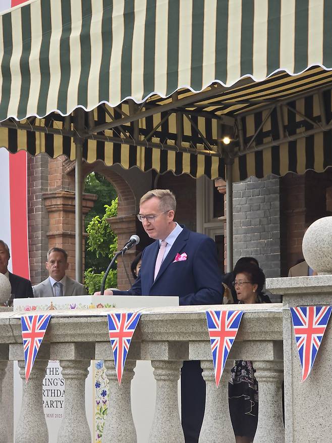 콜린 크룩스 주한영국대사가 22일 서울 중구 주한영국대사관저에서 열린 찰스3세 영국 국왕 생신 축하연에서 환영사를 하고 있다./사진=김상희 기자