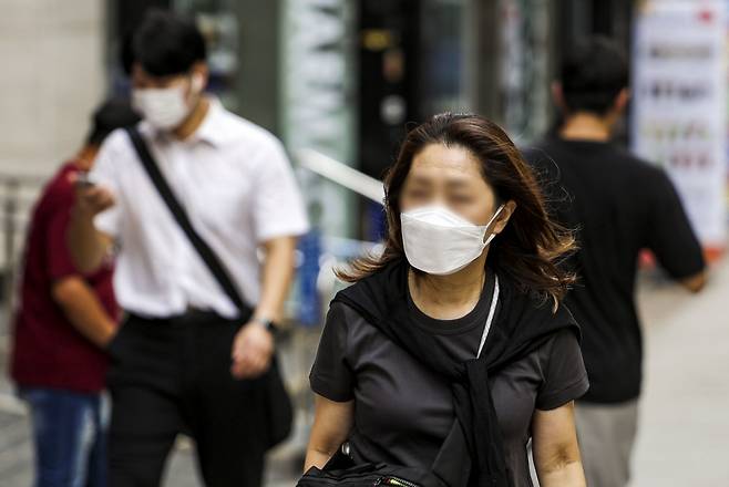 지난해 8월22일 서울 중구 명동거리에서 마스크를 쓴 시민들이 이동하고 있다. /사진=뉴시스