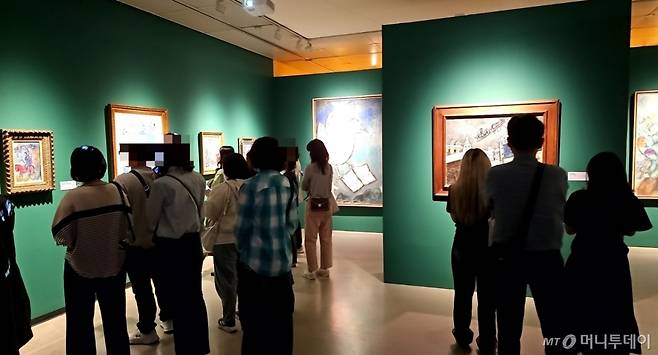 23일 서울 서초구 예술의전당 한가람미술관에서 열린 '마르크 샤갈 특별전 - 비욘드 타임'에서 관람객들이 그림을 감상하고 있다. / 사진 = 오진영 기자
