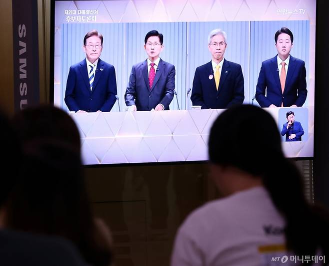 [서울=뉴시스] 중앙선거방송토론위원회 주관 제21대 대통령선거 2차 후보자 토론회가 열린 23일 서울역 대합실에서 시민들이 토론회를 시청하고 있다. 2025.05.23.  /사진=