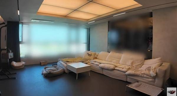 가수 정동원이 16세였던 당시 대출없이 구매한 20억원 자가를 공개했다. 사진은 가수 정동원 자가인 서울 마포구 합정동 주상복합 아파트 내부 모습. /사진=유튜브 채널 '정동원(JD1)' 캡처