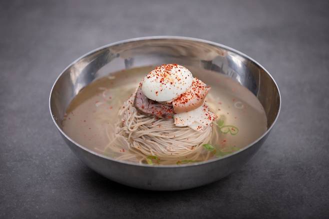 자가제분, 자가제면으로 씹을수록 구수한 맛을 내는 옥돌현옥의 냉면. /사진=다이어리알