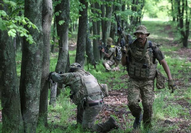 20일 우크라이나 하르키우 지역에서 우크라이나 13여단 하르티아 군 소속 병사들이 훈련에 임하고 있다. 로이터 연합뉴스