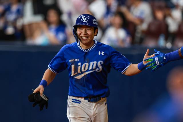 삼성의 김지찬이 지난 21일 고척스카이돔에서 열린 키움과의 KBO리그 원정경기에서 득점을 올린 뒤 환한 미소로 동료와 하이파이브를 나누고 있다.  삼성 제공