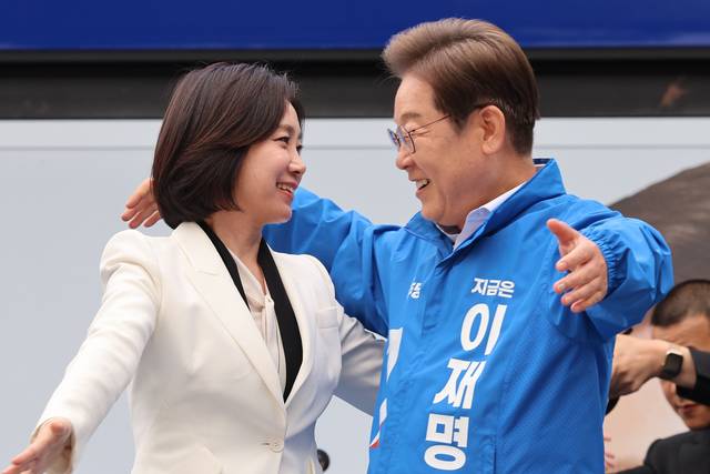 지난 19일 서울 영등포구 타임스퀘어 광장에서 열린 유세에서 이재명 더불어민주당 대선 후보와 포옹하는 허은아 전 개혁신당 대표. 뉴시스