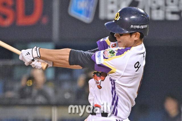 7일 서울 잠실야구장에서 열린 '2025 신한 SOL BANK KBO리그' LG 트윈스와 두산 베어스 경기. 두산 오명진이 5회말 무사 1루에 내야안타를 치고 있다./마이데일리