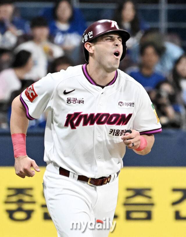 1루로 향하며 괴로워 하는(?) 카디네스