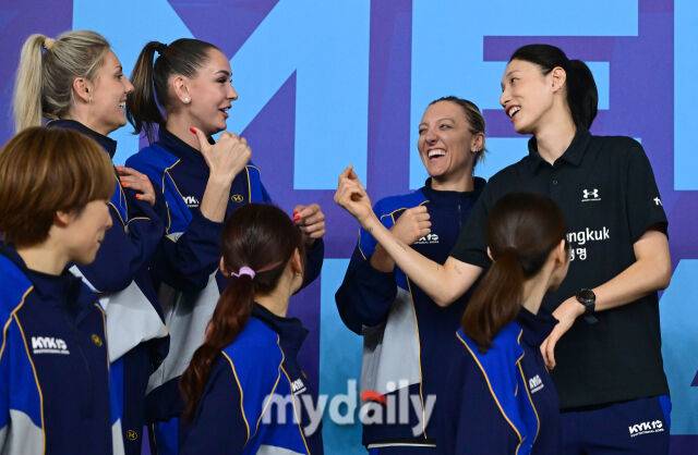 인천 삼산월드체육관 보조경기장에서 'KYK 인비테이셔널 2025' 미디어데이가 열렸다. 김연경이 동료들과 장난치고 있다. /인천 삼산월드체육관=곽경훈 기자