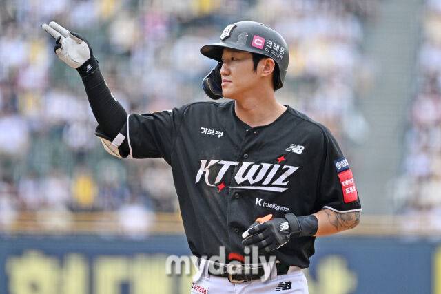 17일 서울 잠실야구장에서 열린 '2025 신한 SOL BANK KBO리그' KT 위즈와 LG 트윈스 더블헤더 1차전 경기. KT 김민혁이 6회초 무사 1-3루에 1타점 적시타를 치고 있다./마이데일리