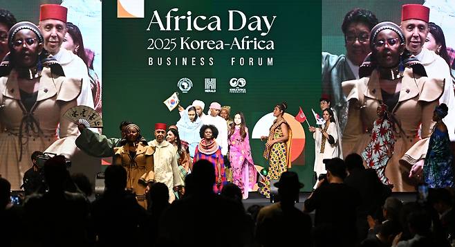 ‘아프리카의 날 2025 기념 비즈포럼’2부 ‘아프리카의 날’ 축하행사에서 각국 참가자들이 한-아프리카 전통의상 패션쇼를 하고 있다.  박해묵 기자