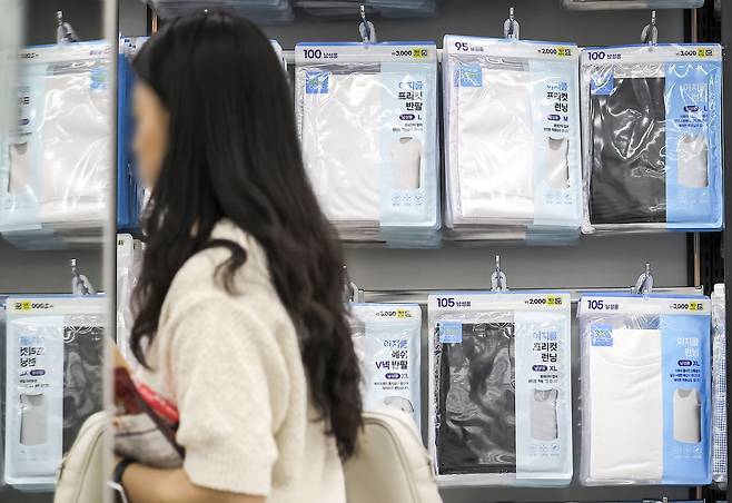 지난해 서울시내 다이소 매장에 초저가 냉감의류 ‘이지쿨’ 상품이 진열돼있다. [뉴시스]