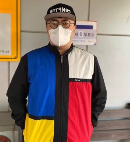 빨간색과 하얀색, 파란색, 노란 색상이 모두 있는 의상을 입은 방송이 데프콘. [데프콘 인스타그램 캡처]