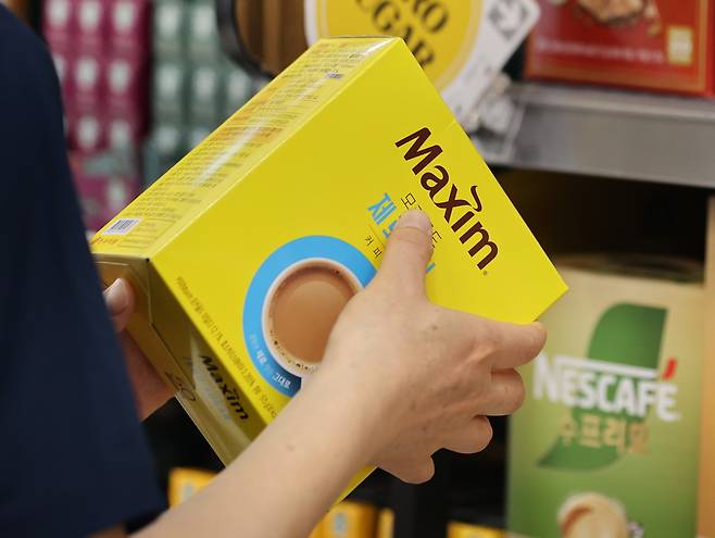 서울의 한 대형마트에서 한 시민이 커피를 고르고 있다. [연합]