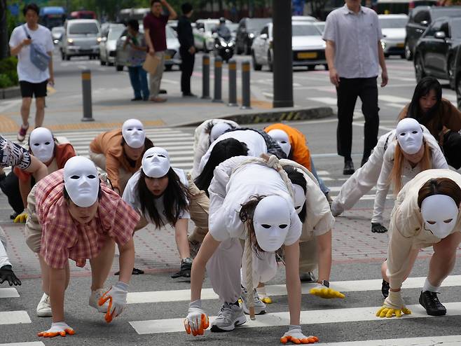 지난 22일 서울 광화문 광장에서 생물다양성의 날을 맞이해 기획된 퍼포먼스 ‘공생2’가 진행되고 있다.[녹색연합 제공]