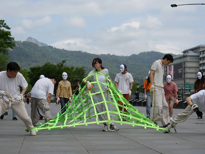 지난 22일 서울 광화문 광장에서 생물다양성의 날을 맞이해 기획된 퍼포먼스 ‘공생2’가 진행되고 있다.[녹색연합 제공]