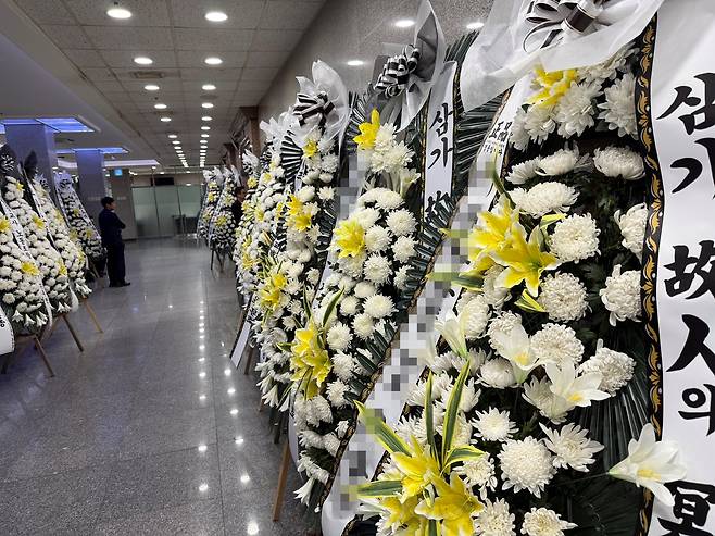 23일 오전 제주시 한 장례식장에 전날 제주시 모 중학교에서 숨진 채 발견된 40대 교사를 추모하는 발길이 이어지고 있다. [연합]