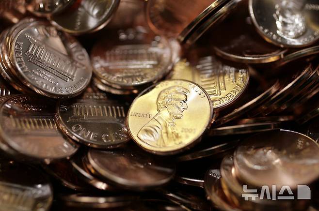 [덴버=AP/뉴시스]2007년 8월15일 미국 콜로라도주 덴버의 조폐국 주화 생산시설에서 갓 만들어진 1센트 동전의 모습. 2025.05.23.