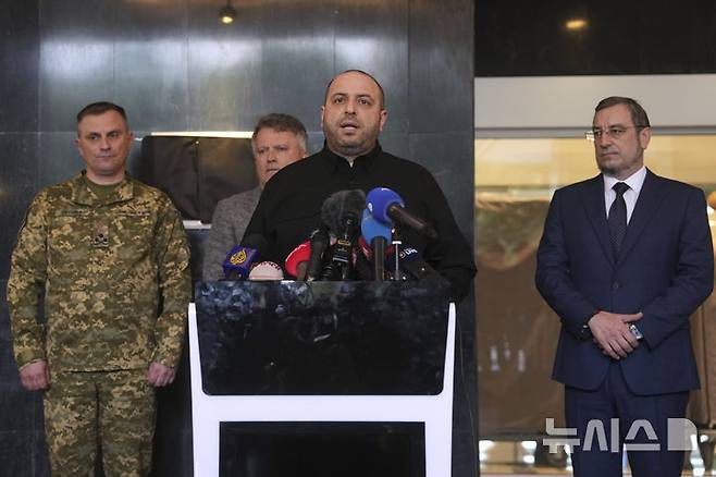 [이스탄불=AP/뉴시스] 루스템 우메로우 우크라이나 국방장관이 5월16일 튀르키예 이스탄불에서 기자회견을 하고 있다. 이날 러시아와 우크라이나의 휴전 협상에서 포로 1,000명씩을 교환하는 것이 합의되어 실행을 앞두고 있다. 2025.05.23.