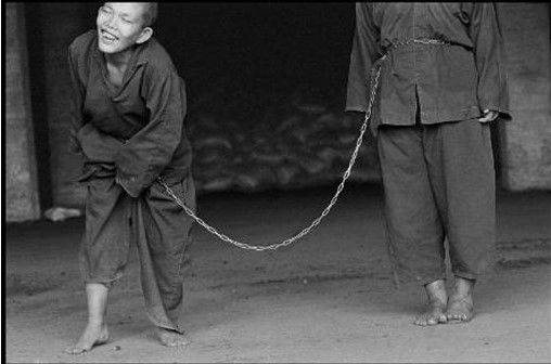 Mental patients, Lung-Fa Tang Temple, Kaohsiung, Taiwan, 1998 © Chien-Chi Chang/Magnum Photos *재판매 및 DB 금지