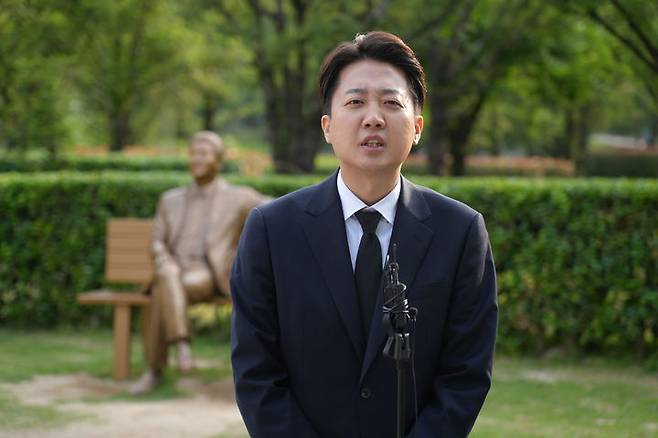 [서울=뉴시스] 고승민 기자 = 이준석 개혁신당 대선 후보가 23일 경남 김해 노무현 전 대통령 묘역을 참배 후 취재진 질문에 답하고 있다. (사진=개혁신당 제공) 2025.05.23. photo@newsis.com *재판매 및 DB 금지