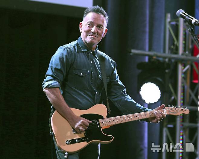 [AP/뉴시스]미 록가수 브루스 스프링스틴. 그가 영국 공연 중 도널드 트럼프 미 대통령을 강력히 비판하자 트럼프가 16일(현지시각)발끈했다. 스프링스틴은 트럼프의 경고에도 불구하고 새로 발매한 앨범에서 재차 강력 비판했다.  2025.5.23.