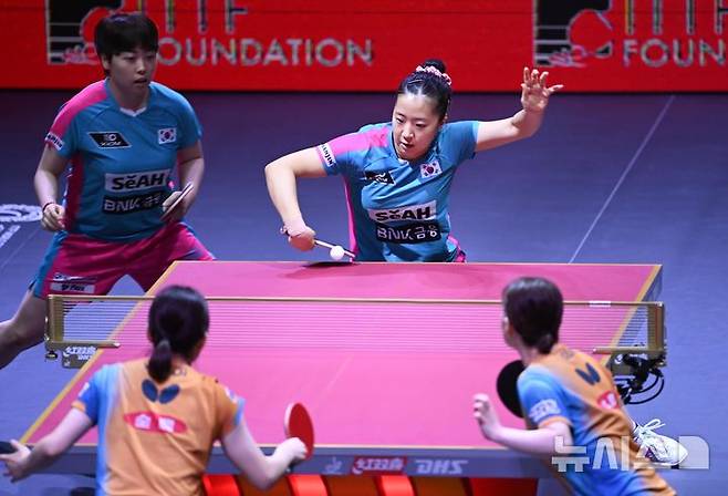 [도하(카타르)=뉴시스] 사진공동취재단 = 신유빈, 유한나가 22일(현지 시간) 카타르 도하 루사일 아레나에서 열린 2025 국제탁구연맹(ITTF) 세계선수권대회 여자복식 8강 일본 오도 사츠키, 요코이 사쿠라와 경기를 펼치고 있다. 2025.05.23. photo@newsis.com