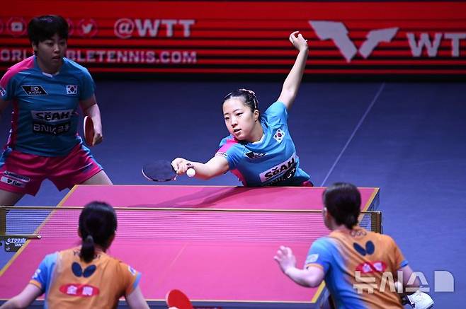 [도하(카타르)=뉴시스] 사진공동취재단 = 신유빈, 유한나가 22일(현지 시간) 카타르 도하 루사일 아레나에서 열린 2025 국제탁구연맹(ITTF) 세계선수권대회 여자복식 8강 일본 오도 사츠키, 요코이 사쿠라와 경기를 펼치고 있다. 2025.05.23. photo@newsis.com