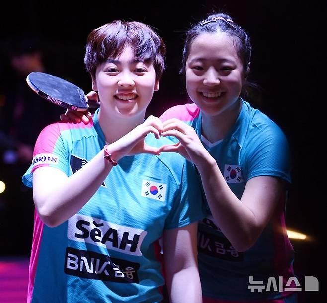 [도하(카타르)=뉴시스] 사진공동취재단 = 신유빈, 유한나가 22일(현지 시간) 카타르 도하 루사일 아레나에서 열린 2025 국제탁구연맹(ITTF) 세계선수권대회 여자복식 8강 일본 오도 사츠키, 요코이 사쿠라와 경기에서 승리 후 기뻐하고 있다. 2025.05.23. photo@newsis.com