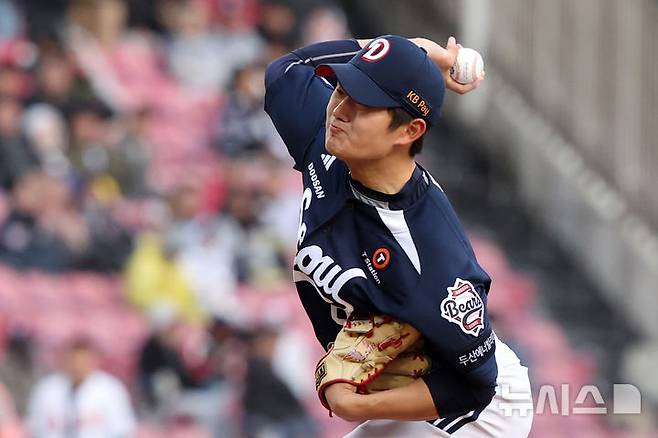[서울=뉴시스] 김선웅 기자 = 13일 서울 송파구 잠실야구장에서 열린 2025 프로야구 두산 베어스와 LG 트윈스의 경기, 9회말 두산 마무리투수 김택연이 역투하고 있다. 2025.04.13. mangusta@newsis.com