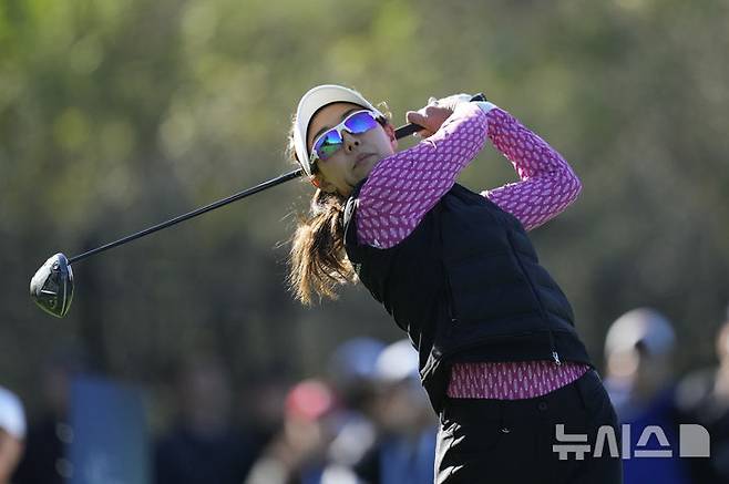 [파주=AP/뉴시스] 신지은이 20일 경기도 파주 서원밸리 컨트리클럽에서 열린 미국여자프로골프(LPGA) 투어 BMW 레이디스 챔피언십 최종 라운드 2번 홀에서 티샷하고 있다. 신지은은 최종 합계 12언더파 276타 공동 14위로 대회를 마쳤다. 2024.10.20.
