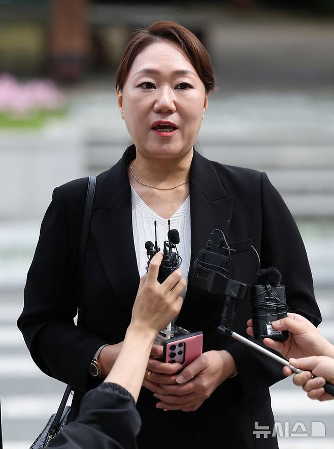 [대구=뉴시스] 이무열 기자 = 23일 오전 참고인 조사를 위해 대구경찰청에 출석한 강혜경 전 미래한국연구소 부소장이 취재진의 질문에 답하고 있다. 강 전 부소장은 명태균 여론조사비 대납 의혹과 관련해 홍준표 전 대구시장에 대한 폭로를 이어오고 있다. 2025.05.23. lmy@newsis.com