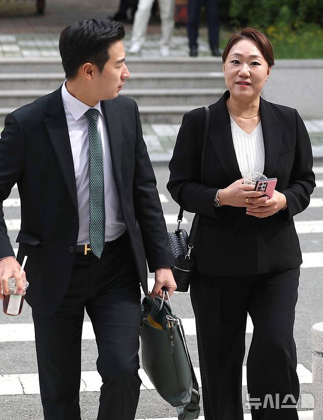 [대구=뉴시스] 이무열 기자 = 23일 오전 강혜경 전 미래한국연구소 부소장이 참고인 조사를 받기 위해 대구 수성구 대구경찰청에 출석하고 있다.강 전 부소장은 명태균 여론조사비 대납 의혹과 관련해 홍준표 전 대구시장에 대한 폭로를 이어오고 있다. 2025.05.23. lmy@newsis.com