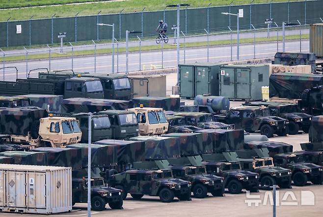 [평택=뉴시스] 정병혁 기자 = 23일 경기 평택시 캠프 험프리스에 주한미군 전술차량들이 세워져 있다. 도널드 트럼프 미국 행정부가 주한미군 수천명을 감축하는 방안을 논의 중이라고 현지언론이 보도했다. 월스트리트저널(WSJ)은 "미 국방부가 개발 중인 선택지는 약 4500명의 병력을 철수해 괌을 포함한 인도태평양 내 다른 지역으로 이동하는 것"이라며 "이러한 아이디어는 트럼프 대통령이 북한과의 거래에 대한 비공식 정책 검토의 일환으로 고려할 수 있도록 준비되고 있다"고 소식통들을 인용해 설명했다. 2025.05.23. jhope@newsis.com