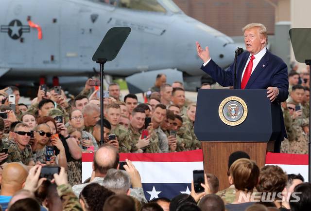 【평택=뉴시스】이영환 기자 = 도널드 트럼프(Donald Trump) 미국 대통령이 30일 오후 경기 평택시 주한미군 오산 공군기지에서 연설을 하고 있다. 2019.06.30.  20hwan@newsis.com