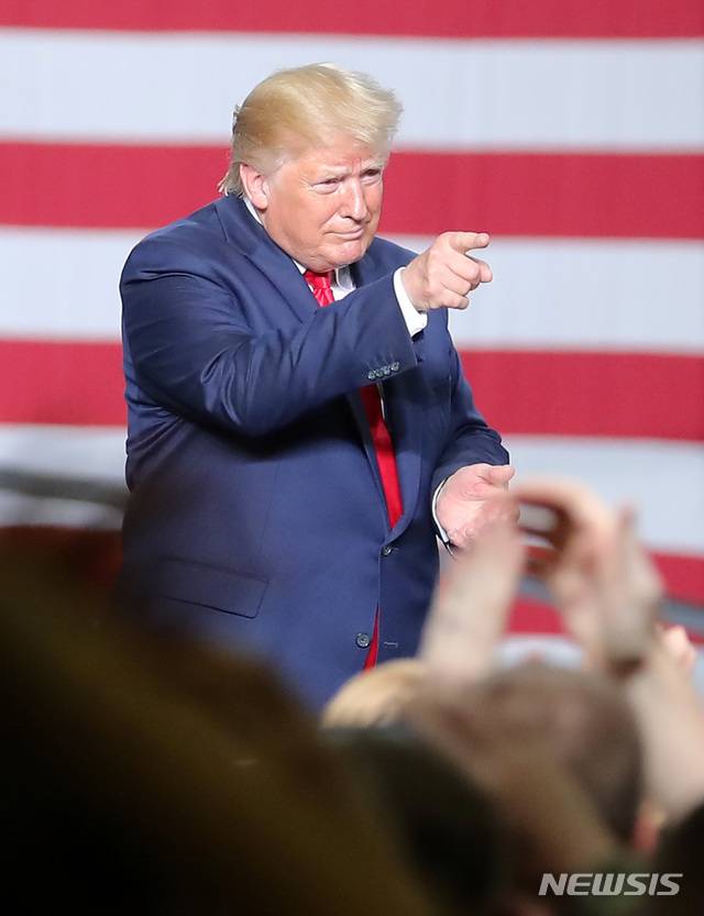 【평택=뉴시스】이영환 기자 = 도널드 트럼프(Donald Trump) 미국 대통령이 30일 오후 경기 평택시 주한미군 오산 공군기지에서 연설을 마치고 이동하며 손짓을 하고 있다.2019.06.30.  20hwan@newsis.com