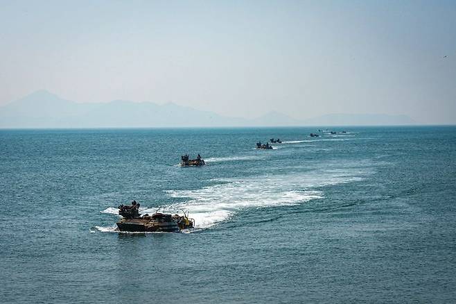 [서울=뉴시스] 서북도서방위사령부는 지난 21일부터 23일까지 백령도와 연평도 등 서북도서 일대에서 서북도서의 군사대비태세를 유지하고, 합동작전 수행능력을 향상하기 위해 2025년 전반기 합동도서방어훈련을 실시했다.사진은 22일 해병대 2사단 KAAV가 합동도서방어훈련 간 백령도 지역에 해상 증원을 위해 상륙하고 있다. (사진=해병대사령부 제공) 2025.05.23. photo@newsis.com *재판매 및 DB 금지