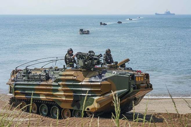 [서울=뉴시스] 서북도서방위사령부는 지난 21일부터 23일까지 백령도와 연평도 등 서북도서 일대에서 서북도서의 군사대비태세를 유지하고, 합동작전 수행능력을 향상하기 위해 2025년 전반기 합동도서방어훈련을 실시했다.사진은 22일 해병대 2사단 KAAV가 합동도서방어훈련 간 백령도 지역에 해상 증원을 위한 상륙 이후 기동하고 있다. (사진=해병대사령부 제공) 2025.05.23. photo@newsis.com *재판매 및 DB 금지