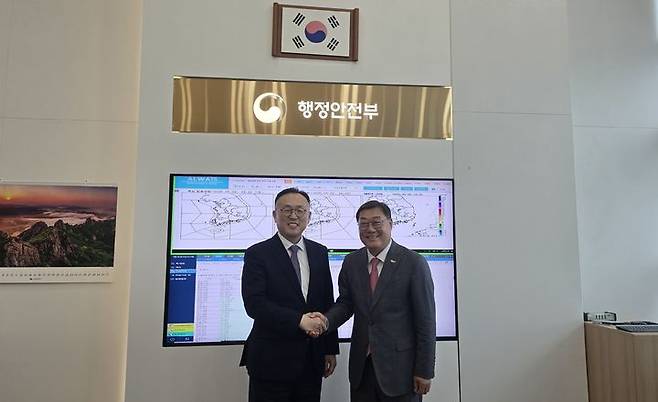 [합천=뉴시스] 김윤철 합천군수 세종방문 (좌)이한경 행안부 재난본부장 차관급 (우) 김윤철 합천군수 (사진=합천군 제공) 2025. 05. 23. photo@newsis.com *재판매 및 DB 금지