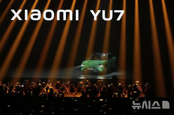 [베이징=AP/뉴시스] 22일 중국 베이징에서 열린 사오미 신제품 발표행사에서 샤오미의 첫 전기차 스포츠유틸리티차(SUV) YU7이 공개되고 있다. 2025.05.23