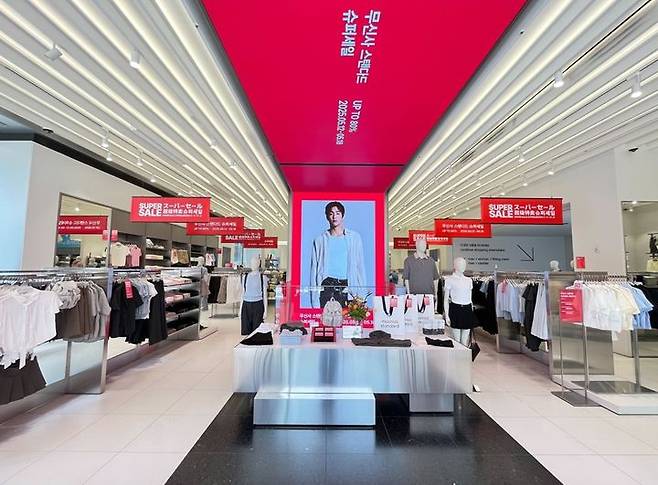 [서울=뉴시스] 23일 패션 업계에 따르면 무신사 스탠다드가 지난 12일부터 18일까지 일주일간 진행한 '무신사 스탠다드 슈퍼세일' 거래액이 전년 동기보다 2배 이상 성장한 것으로 집계됐다. (사진=무신사 제공) *재판매 및 DB 금지