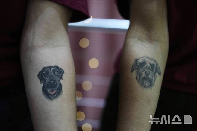 <font style="vertical-align: inherit;"><font style="vertical-align: inherit;">[부에노스아이레스=AP/뉴시스] 지난달 4일(현지 시간) 아르헨티나 부에노스아이레스의 반려동물을 위한 전문 빵집을 찾은 시민들이 반려견 문신을 보여주고 있다. 2025.05.23.</font></font>